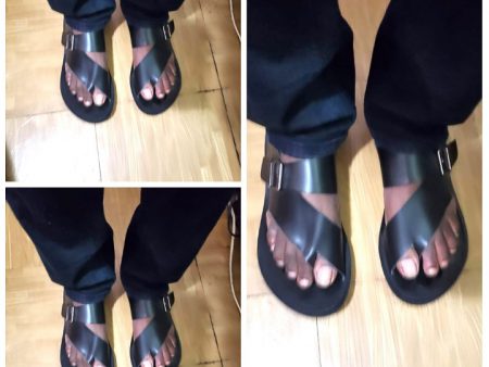 BLACK LEATHER SLIPPERS.