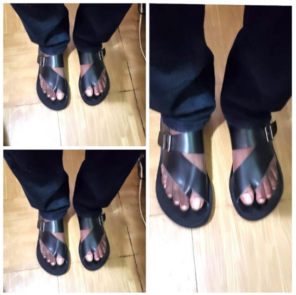 BLACK LEATHER SLIPPERS.