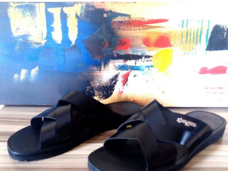 BLACK LEATHER SLIPPERS.