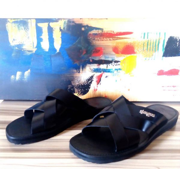 BLACK LEATHER SLIPPERS.