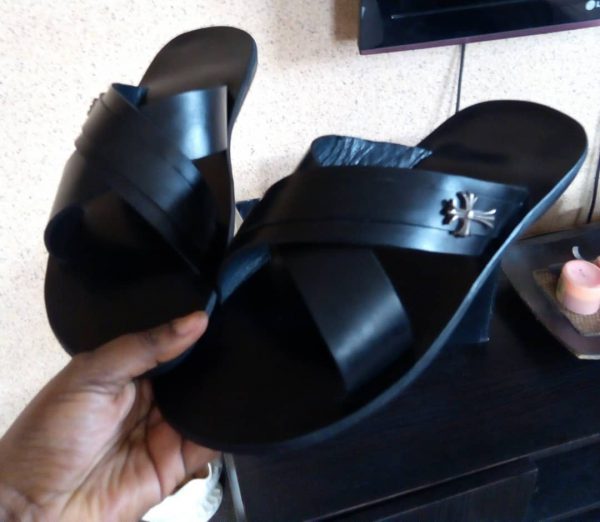 BLACK LEATHER SLIPPERS.